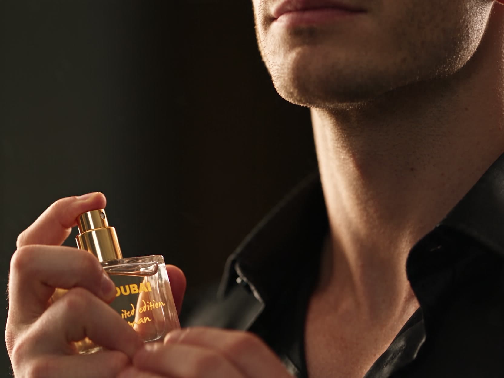Ein Mann trägt HOT Parfum auf